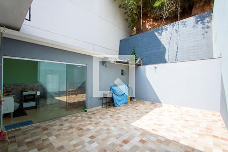 Casa à venda com 94m², 2 quartos e 2 vagasQuintal