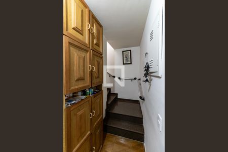 Casa à venda com 168m², 3 quartos e 2 vagas Casa à venda com 168m², 3 quartos e 2 vagasEscada