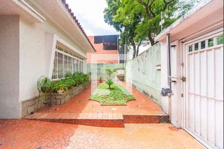 Casa à venda com 250m², 2 quartos e 5 vagas Casa à venda com 250m², 2 quartos e 5 vagasQuintal e garagem