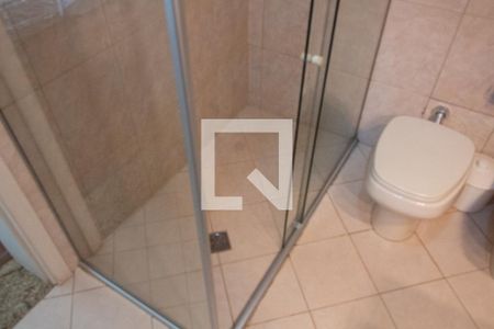 Casa de condomínio à venda com 394m², 4 quartos e 5 vagasBANHEIRO DA SUITE TÉRREO