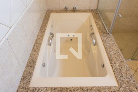 Casa de condomínio à venda com 394m², 4 quartos e 5 vagasBANHEIRO SUITE 2