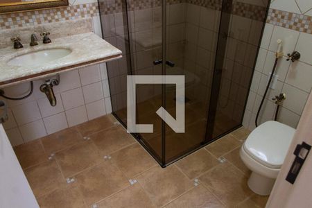 Casa de condomínio à venda com 394m², 4 quartos e 5 vagasBANHEIRO DA SUITE 1