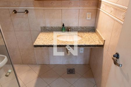 Casa de condomínio à venda com 394m², 4 quartos e 5 vagasBANHEIRO DA SUITE TÉRREO