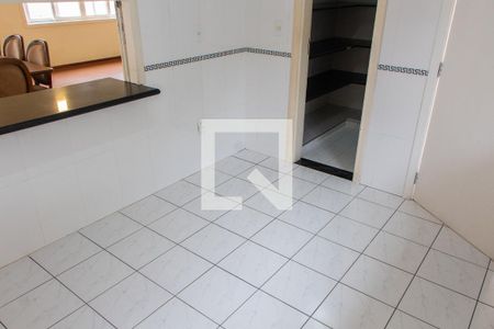 Casa de condomínio à venda com 394m², 4 quartos e 5 vagasCOZINHA 1 PISO
