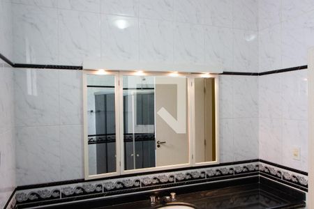 Casa de condomínio à venda com 394m², 4 quartos e 5 vagasBANHEIRO DA SUITE 3