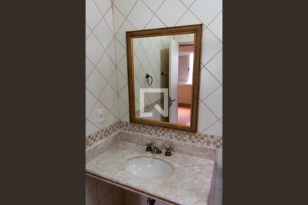 Casa de condomínio à venda com 394m², 4 quartos e 5 vagasBANHEIRO DA SUITE 1