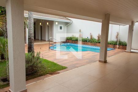 Casa de condomínio à venda com 394m², 4 quartos e 5 vagasÁREA EXTERNA FUNDOS