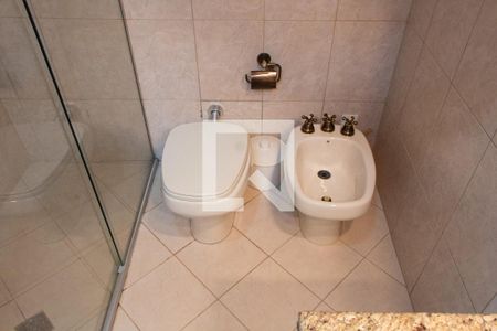 Casa de condomínio à venda com 394m², 4 quartos e 5 vagasBANHEIRO DA SUITE TÉRREO