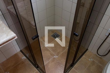 Casa de condomínio à venda com 394m², 4 quartos e 5 vagasBANHEIRO DA SUITE 1