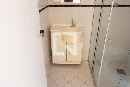 Casa de condomínio à venda com 394m², 4 quartos e 5 vagasBANHEIRO DA ÁREA DE SERVIÇO