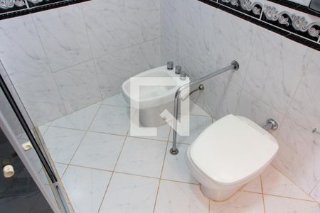 Casa de condomínio à venda com 394m², 4 quartos e 5 vagasBANHEIRO DA SUITE 3