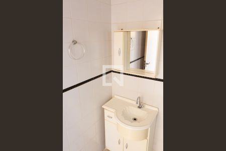 Casa de condomínio à venda com 394m², 4 quartos e 5 vagasBANHEIRO DA ÁREA DE SERVIÇO