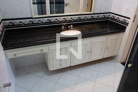 Casa de condomínio à venda com 394m², 4 quartos e 5 vagasBANHEIRO DA SUITE 3