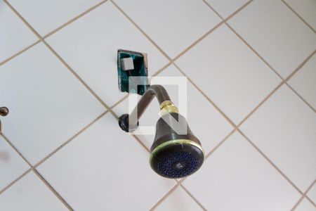 Casa de condomínio à venda com 394m², 4 quartos e 5 vagasBANHEIRO DA SUITE 1