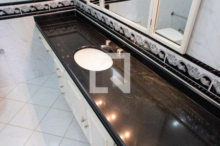 Casa de condomínio à venda com 394m², 4 quartos e 5 vagasBANHEIRO DA SUITE 3