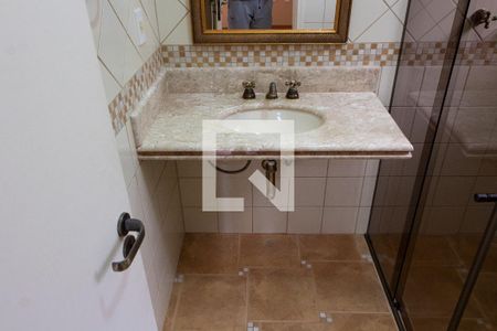 Casa de condomínio à venda com 394m², 4 quartos e 5 vagasBANHEIRO DA SUITE 1