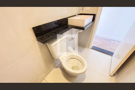 Casa à venda com 143m², 3 quartos e 2 vagas Casa à venda com 143m², 3 quartos e 2 vagasBanheiro