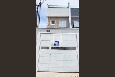 Casa à venda com 143m², 3 quartos e 2 vagas Casa à venda com 143m², 3 quartos e 2 vagasFachada