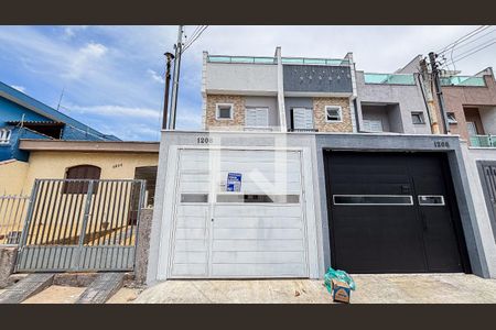 Casa à venda com 143m², 3 quartos e 2 vagas Casa à venda com 143m², 3 quartos e 2 vagasFachada