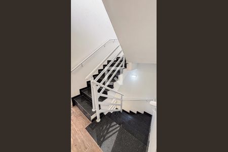 Casa à venda com 143m², 3 quartos e 2 vagas Casa à venda com 143m², 3 quartos e 2 vagasEscada