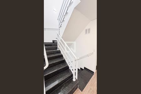 Casa à venda com 143m², 3 quartos e 2 vagas Casa à venda com 143m², 3 quartos e 2 vagasEscada