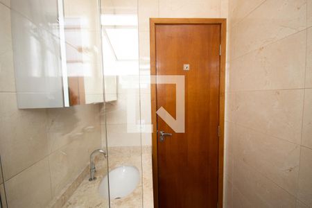 Casa de condomínio à venda com 128m², 3 quartos e 2 vagas Casa de condomínio à venda com 128m², 3 quartos e 2 vagasBanheiro da Suite