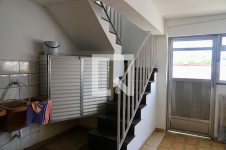 Casa à venda com 180m², 3 quartos e 3 vagasEscada garagem