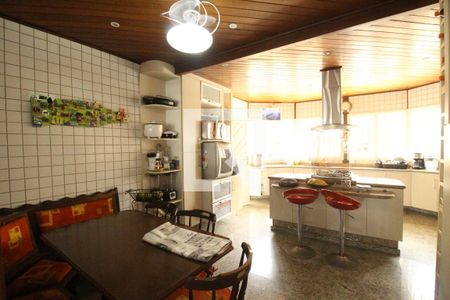 Casa de condomínio à venda com 477m², 5 quartos e 2 vagasCozinha