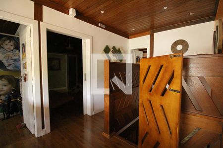 Casa de condomínio à venda com 477m², 5 quartos e 2 vagasHall entre os quartos