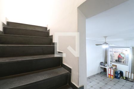 Casa à venda com 100m², 2 quartos e 1 vagaEscada