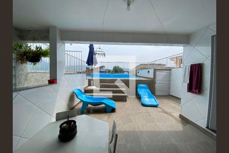 Casa à venda com 120m², 4 quartos e 1 vaga Casa à venda com 120m², 4 quartos e 1 vagaTerraço