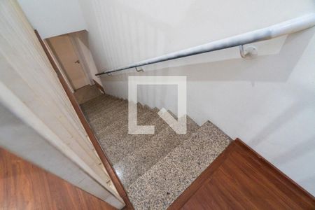 Casa à venda com 180m², 3 quartos e 2 vagas Casa à venda com 180m², 3 quartos e 2 vagasEscada