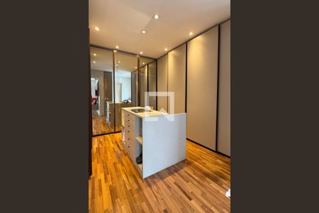 Casa de condomínio à venda com 510m², 4 quartos e 5 vagasCloset da suíte 1