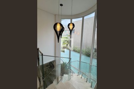 Casa de condomínio à venda com 510m², 4 quartos e 5 vagasEscada