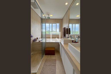 Casa de condomínio à venda com 510m², 4 quartos e 5 vagasBanheiro da Suíte 1