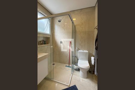 Casa de condomínio à venda com 510m², 4 quartos e 5 vagasBanheiro da Suíte 2