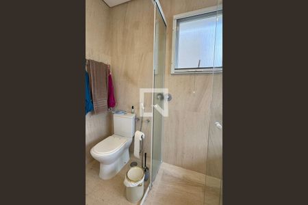 Casa de condomínio à venda com 510m², 4 quartos e 5 vagasBanheiro da Suíte 1