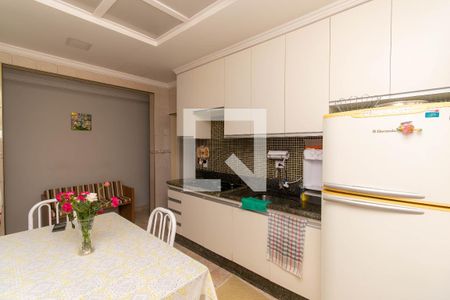 Casa à venda com 280m², 4 quartos e 2 vagas Casa à venda com 280m², 4 quartos e 2 vagasCozinha