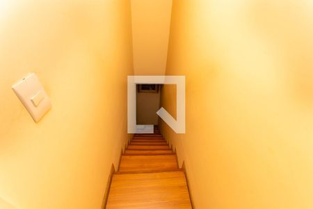 Casa à venda com 280m², 4 quartos e 2 vagas Casa à venda com 280m², 4 quartos e 2 vagasCasa 2 - Escada