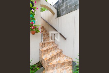 Casa à venda com 280m², 4 quartos e 2 vagas Casa à venda com 280m², 4 quartos e 2 vagasEscada