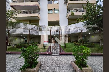 Apartamento à venda com 200m², 3 quartos e 2 vagas Apartamento à venda com 200m², 3 quartos e 2 vagasFachada