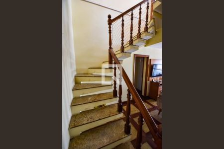 Apartamento à venda com 200m², 3 quartos e 2 vagas Apartamento à venda com 200m², 3 quartos e 2 vagasEscada de Acesso ao Segundo Andar