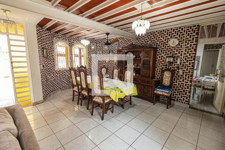 Casa à venda com 230m², 3 quartos e 6 vagas Casa à venda com 230m², 3 quartos e 6 vagasCopa