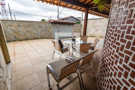 Casa à venda com 230m², 3 quartos e 6 vagas Casa à venda com 230m², 3 quartos e 6 vagasGaragem