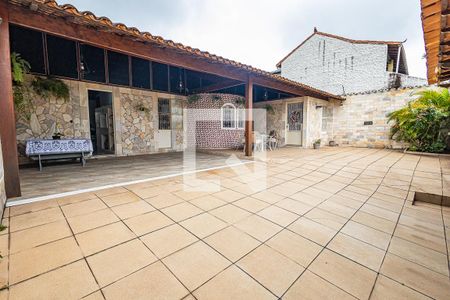 Casa à venda com 230m², 3 quartos e 6 vagas Casa à venda com 230m², 3 quartos e 6 vagasGaragem