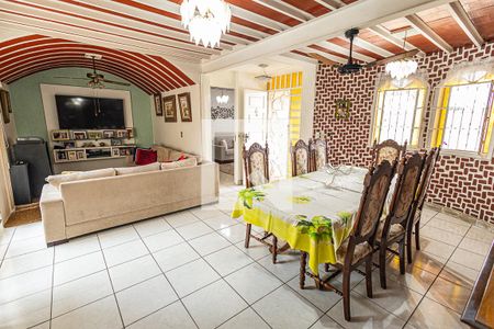 Casa à venda com 230m², 3 quartos e 6 vagas Casa à venda com 230m², 3 quartos e 6 vagasCopa