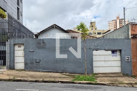 Casa à venda com 300m², 3 quartos e 2 vagas Casa à venda com 300m², 3 quartos e 2 vagasFachada