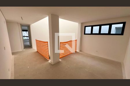 Casa à venda com 845m², 4 quartos e 6 vagas Casa à venda com 845m², 4 quartos e 6 vagasEscada acesso aos quartos