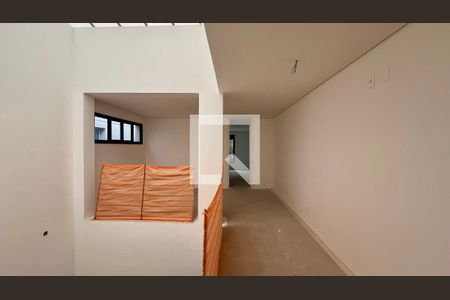 Casa à venda com 845m², 4 quartos e 6 vagas Casa à venda com 845m², 4 quartos e 6 vagasEscada acesso aos quartos