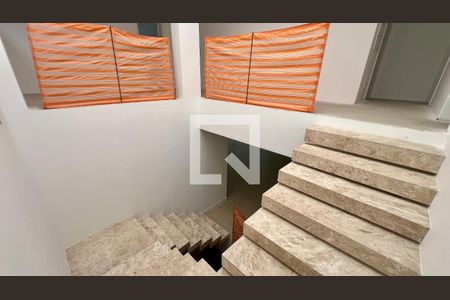 Casa à venda com 845m², 4 quartos e 6 vagas Casa à venda com 845m², 4 quartos e 6 vagasEscada acesso aos quartos